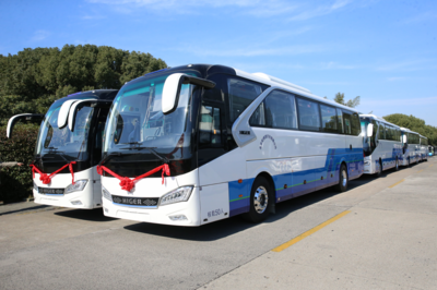 共筑首都绿色美好出行——苏州金龙再向北京交付33辆纯电动旅游大巴，赋能旅游客运新生态